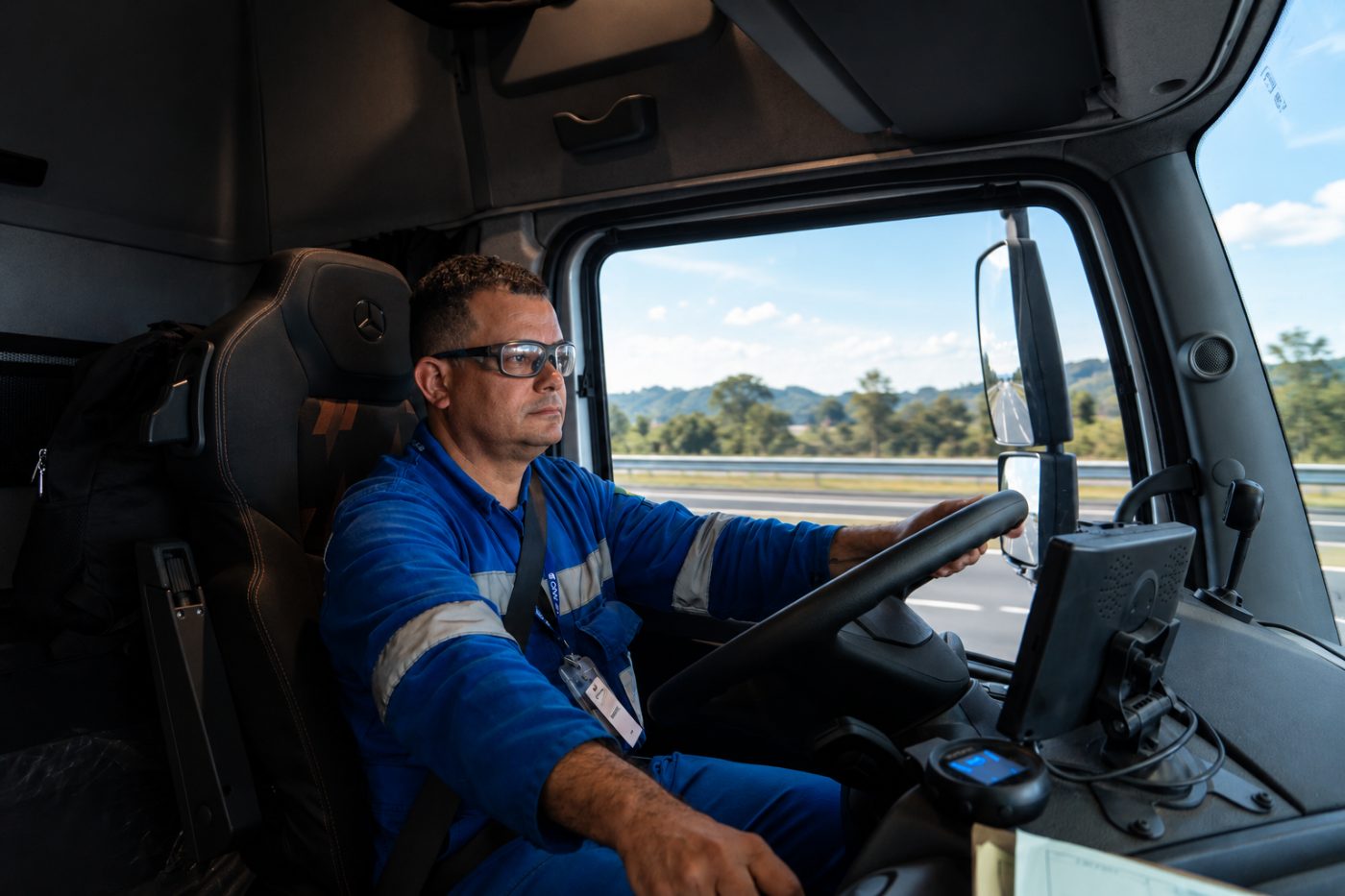 Motorista da Plano B ao volante de um caminhão da frota